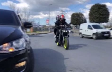İ­s­t­a­n­b­u­l­­d­a­ ­t­e­k­ ­t­e­k­e­r­ ­ü­z­e­r­i­n­d­e­ ­m­a­k­a­s­ ­a­t­a­n­ ­m­o­t­o­s­i­k­l­e­t­l­i­